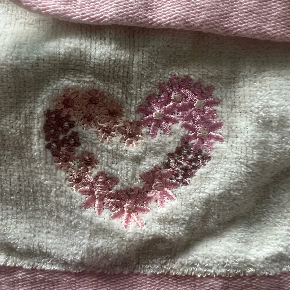 VINTAGE EMBROIDERED HEART KITCHEN/ HAND TOWELS- TARGET